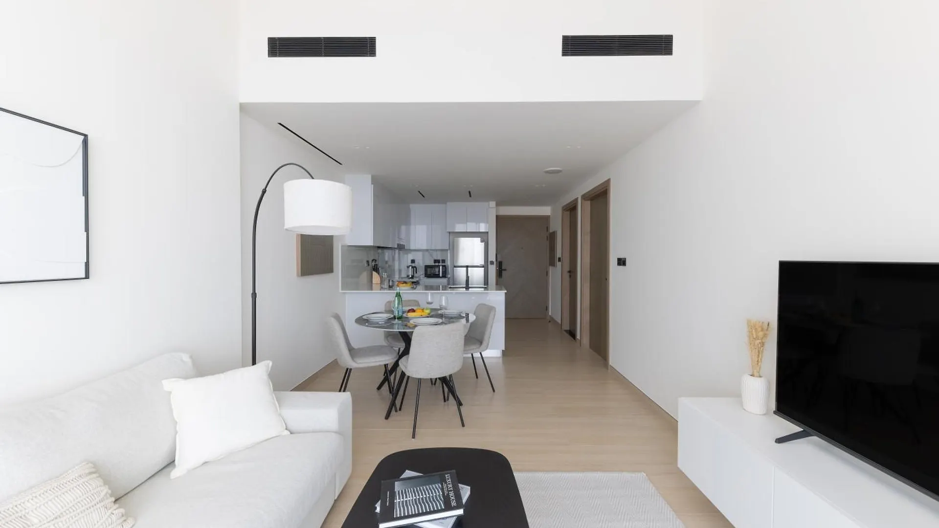 Bright 1Br With Balcony In Binghatti Corner Dubai